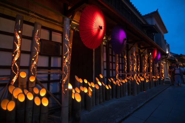 日本のお盆の夜イベントで竹と紙の傘キャンドル ライト