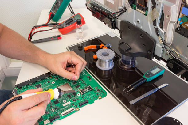 bestå reservation vejkryds Tv Repair In The Service Center Engineer Soldering Electronic Components  Stock Photo - Download Image Now - iStock