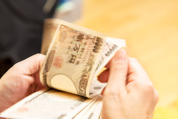 istock A person who counts money 840559296