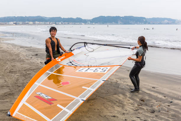 surfeurs sur la plage du pacifique de kamakura, japa - kamakura japan tourist people photos et images de collection