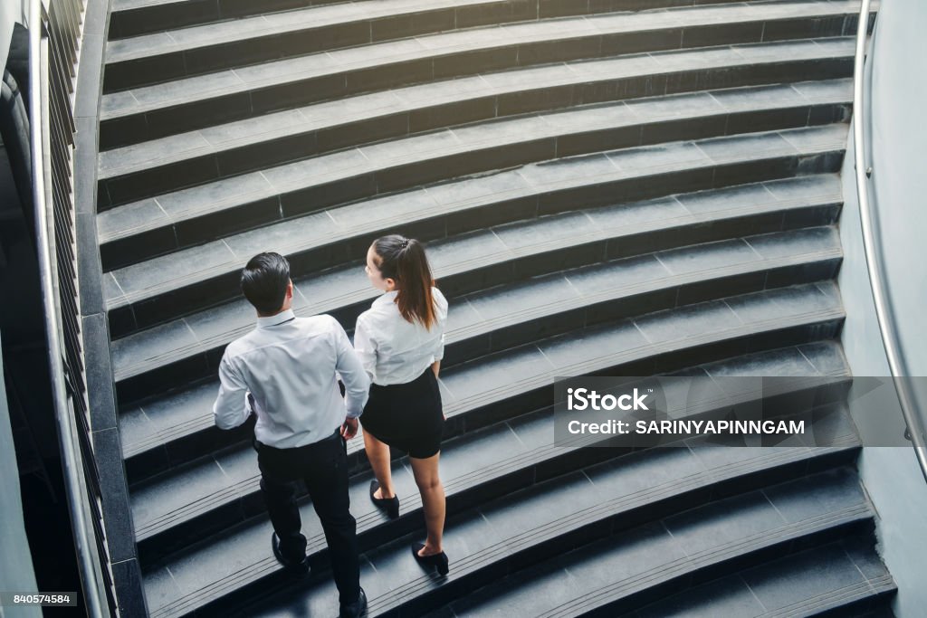 Homme d’affaires et femme d’affaires remonter le concept de réussite des escaliers - Photo de Escalier libre de droits