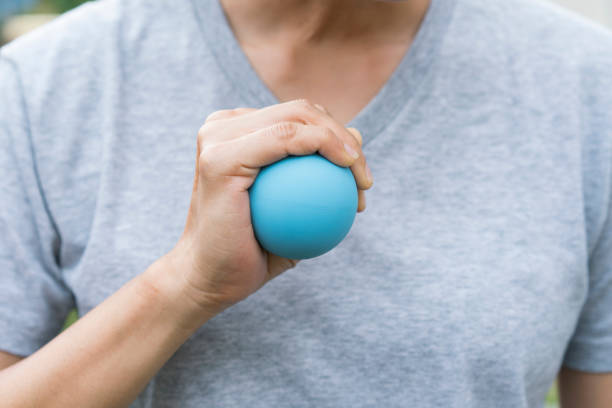 main de femme tenant une balle anti-stress - massage ball photos et images de collection
