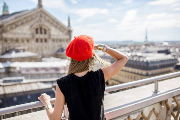 mujer en la terraza en parís - opera garnier european culture vertical tourist fotografías e imágenes de stock