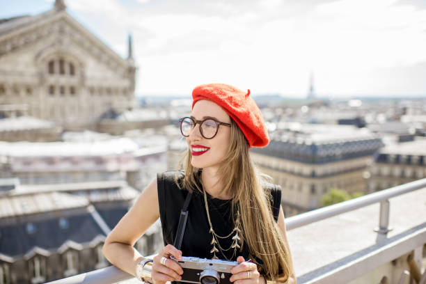 mujer en la terraza en parís - opera garnier european culture vertical tourist fotografías e imágenes de stock