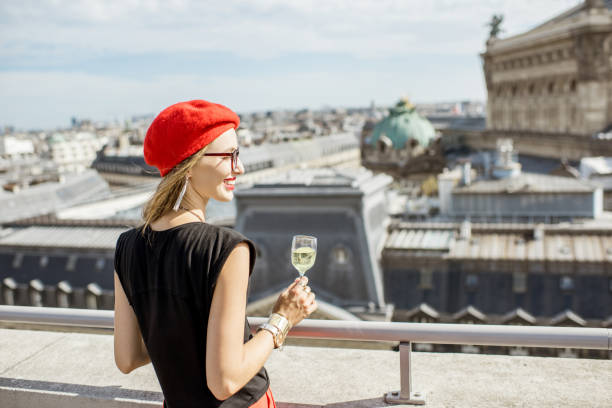 mujer en la terraza en parís - opera garnier european culture vertical tourist fotografías e imágenes de stock