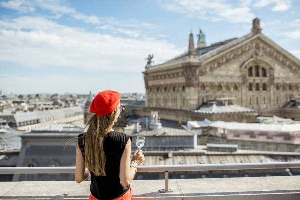 mujer en la terraza en parís - opera garnier european culture vertical tourist fotografías e imágenes de stock