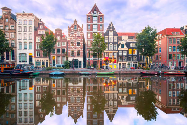 ночной вид на город амстердамский канал херенграхт - aging process morning outdoors horizontal стоковые фото и изображения