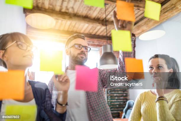 Jóvenes Creativos Empresarios Reunidos En La Oficina Foto de stock y más banco de imágenes de Clase de formación