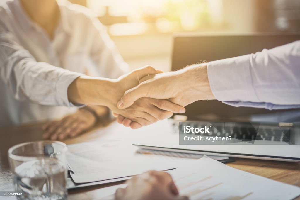 Geschäftsleute, die Hände schütteln. Sitzung beenden. - Lizenzfrei Personalbeschaffung Stock-Foto