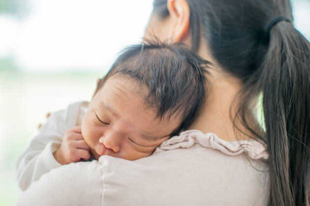 depois de um cochilo - mother new baby nursery - fotografias e filmes do acervo