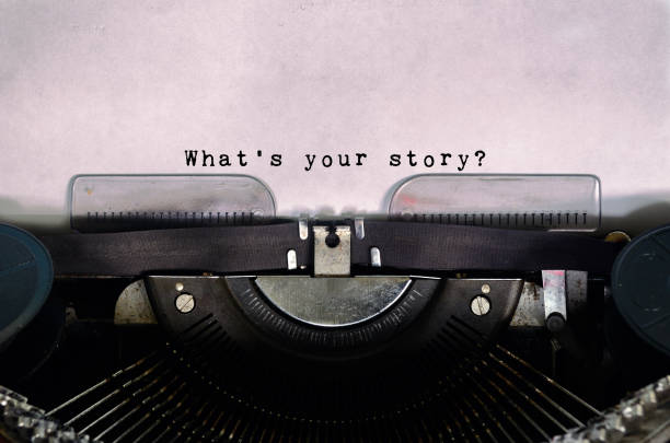 qual è la tua storia digitata su una macchina da scrivere vintage - narrare storie foto e immagini stock