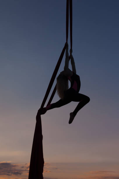 weibliche acrobat in der luft in der hängematte. - artist young adult artists canvas adult stock-fotos und bilder
