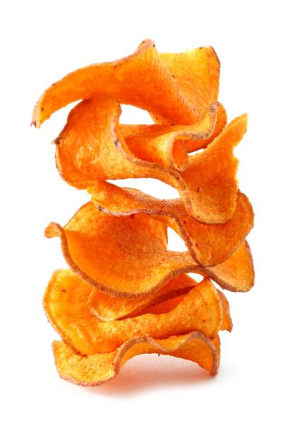 stapel von süßkartoffel-chips, die isoliert auf weiss - food sweet potato yam vegetable stock-fotos und bilder