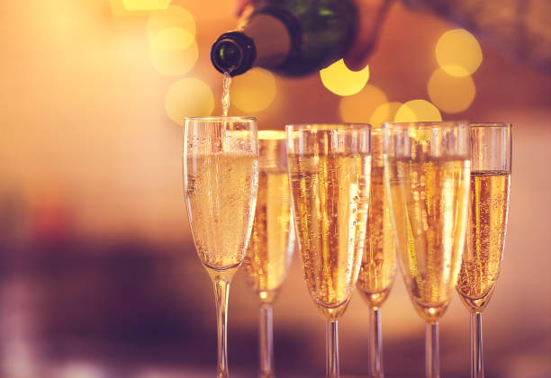 verres de champagne sur fond d’or. concept de parti - champagne champagne flute pouring wine photos et images de collection