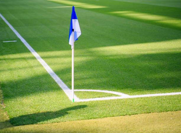 bandiera d'angolo in uno stadio spagnolo - soccer field soccer corner stadium foto e immagini stock