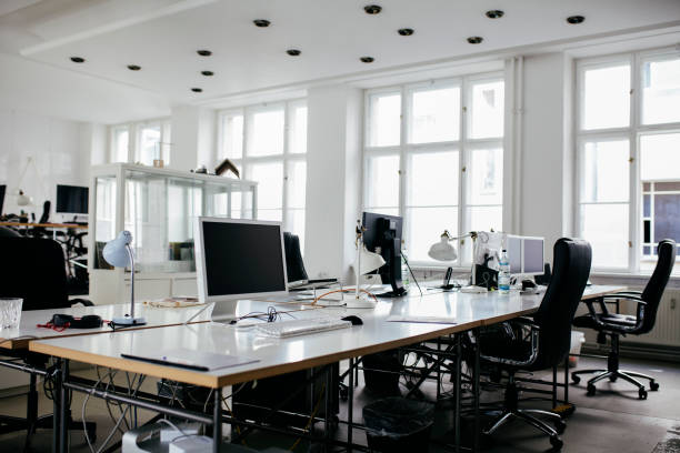 un espace lumineux et moderne de bureau avec des ordinateurs - cubicle using computer computer office photos et images de collection