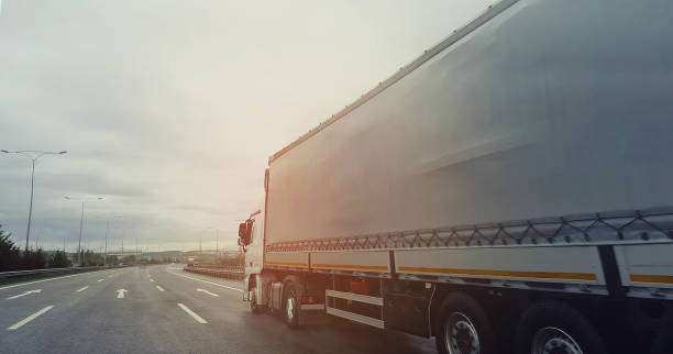 truck on the road - delivery van truck freight transportation cargo container imagens e fotografias de stock