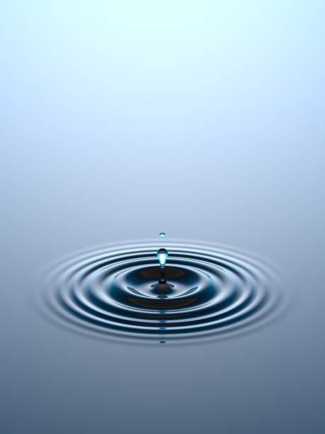 капля воды, падаемая на поверхность воды - water ripple flowing vertical стоковые фото и изображения