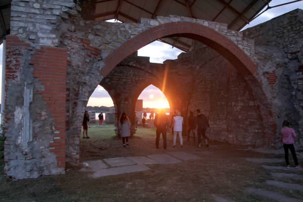 église des ruines sur le st meinard île lettonie ikšķile sur le fleuve daugava. photo prise au 26 août, 2017 - st croix river photos et images de collection