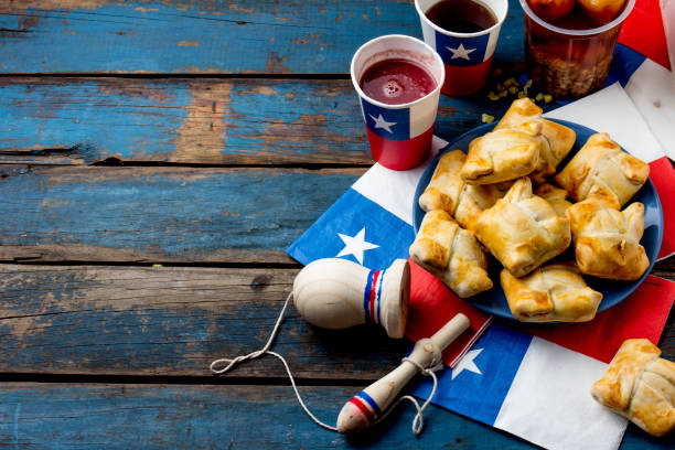 concepto de día de la independencia chilena. fiestas patrias. plato típico chileno y bebida en el día de la independencia del partido, 18 de septiembre. mini empanadas, mote con huesillo, vino con harina tostada, chicha y típico juego emboque - 18 fotografías e imágenes de stock