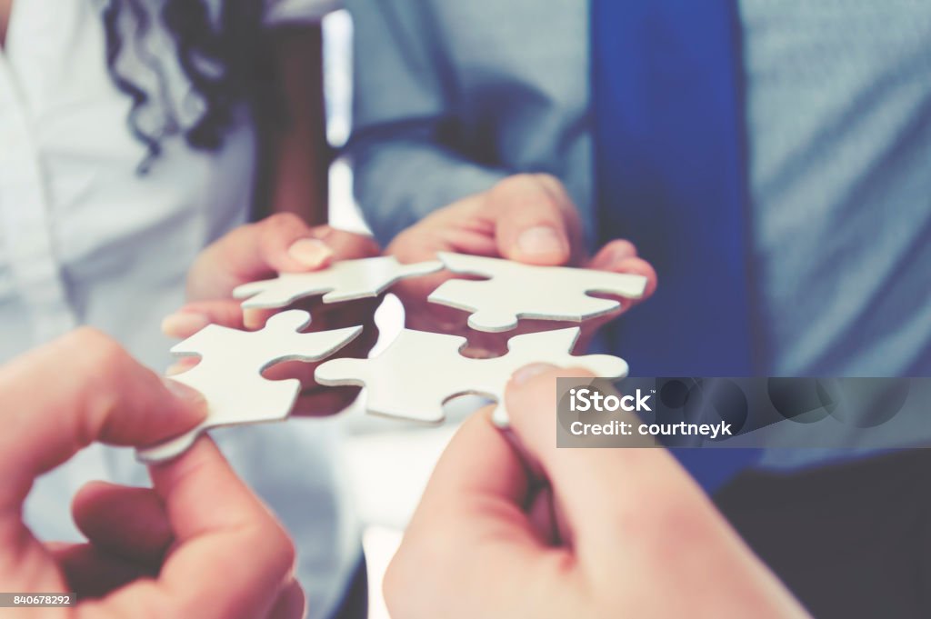 Gruppe von Geschäftsleuten, die halten ein Jigsaw Puzzle-Teile. - Lizenzfrei Geschäftsleben Stock-Foto