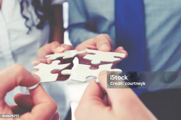 Gruppe Von Geschäftsleuten Die Halten Ein Jigsaw Puzzleteile Stockfoto und mehr Bilder von Geschäftsleben