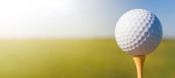 bola de golfe no buraco. close-up. - golf golf swing sunset golf course - fotografias e filmes do acervo
