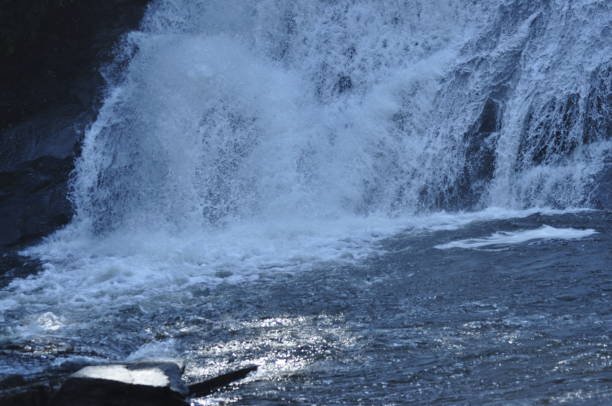 водопадная база - triple falls стоковые фото и изображения