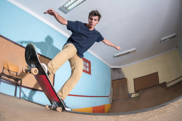 skateboarder che esegue un blunt to fakie - fakie foto e immagini stock