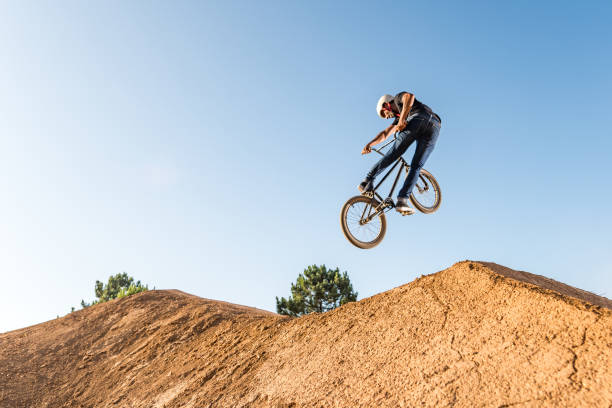 bmx 자전거 스턴 트 다시 보기 - dirt jumping 뉴스 사진 이미지