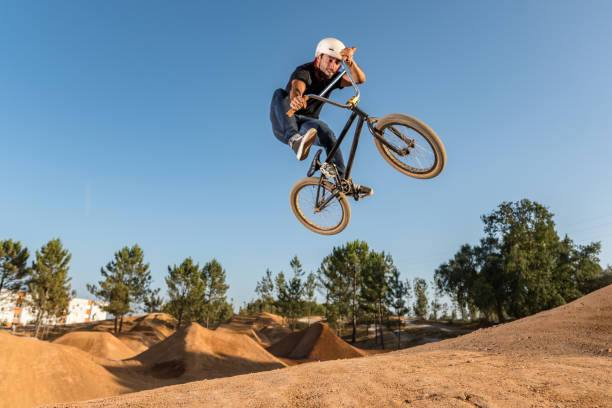 bicicleta bmx stunt mesa - dirt stunt fotografías e imágenes de stock