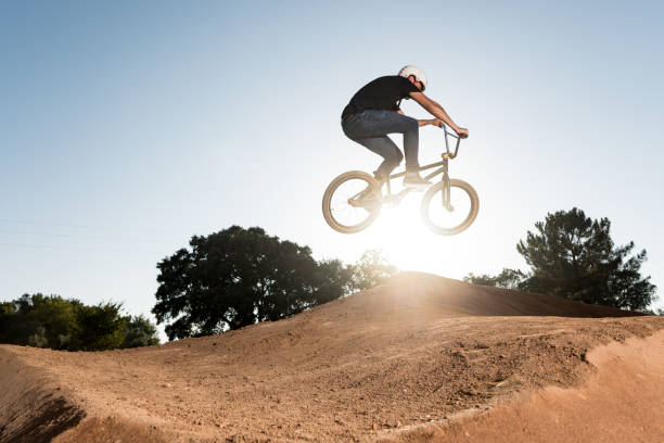 bicicleta bmx stunt mesa - dirt stunt fotografías e imágenes de stock