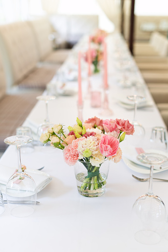Decoraciones De Mesa Flores Para Fiestas Y Cena De La Boda Mesa Para La Fiesta Evento Fiesta O Banquete En El Restaurante Al Aire Libre Foto de stock y más banco de Decoraciones De Mesa Flores Para Fiestas Y Cena De La Boda Mesa Para La Fiesta Evento Fiesta O Banquete En El Restaurante Al Aire Libre Foto de stock y más banco de