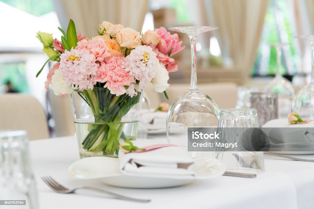 Decoraciones De Mesa Flores Para Fiestas Y Cena De La Boda Mesa Para La Fiesta Evento Fiesta O Banquete En El Restaurante Al Aire Libre Foto de stock y más banco de Decoraciones De Mesa Flores Para Fiestas Y Cena De La Boda Mesa Para La Fiesta Evento Fiesta O Banquete En El Restaurante Al Aire Libre Foto de stock y más banco de