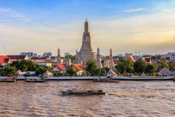 wat arun gros point de repère dans la ville de bangkok, thaïlande - arun photos et images de collection