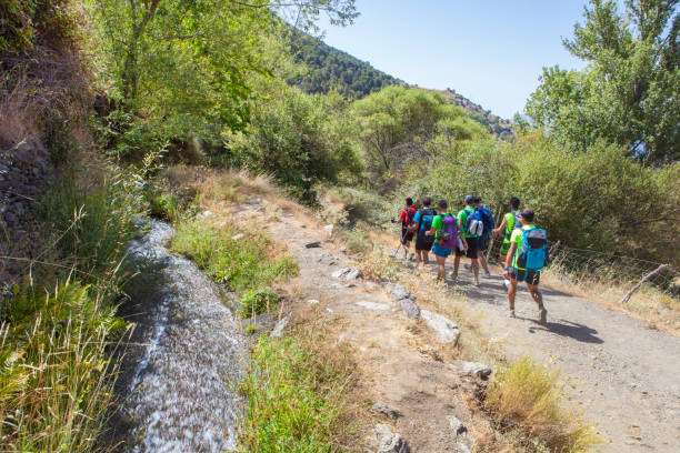 randonnée de groupe le long de la gorge de poqueira à capilera - las alpujarras photos et images de collection