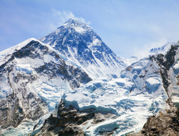 mount everest mit wolken von kala patthar - serac stock-fotos und bilder