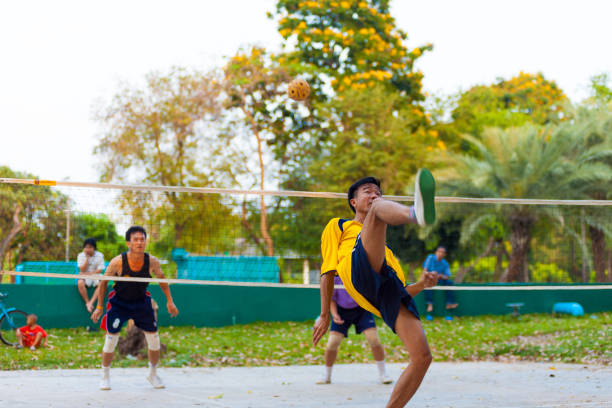 hombres tailandeses jugando sepak takraw takroestación - sepak takraw fotografías e imágenes de stock