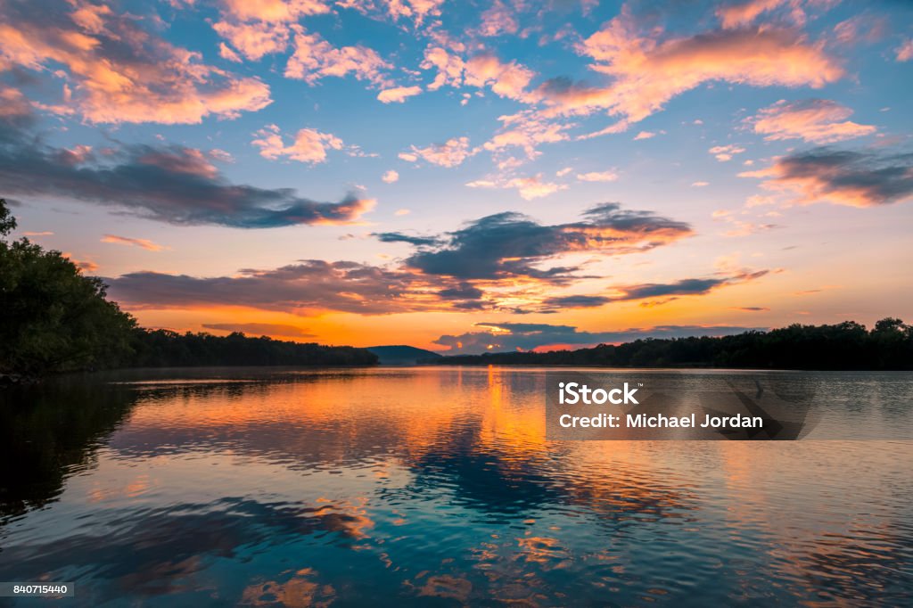 Atardecer río de Wisconsin - Foto de stock de Puesta de sol libre de derechos