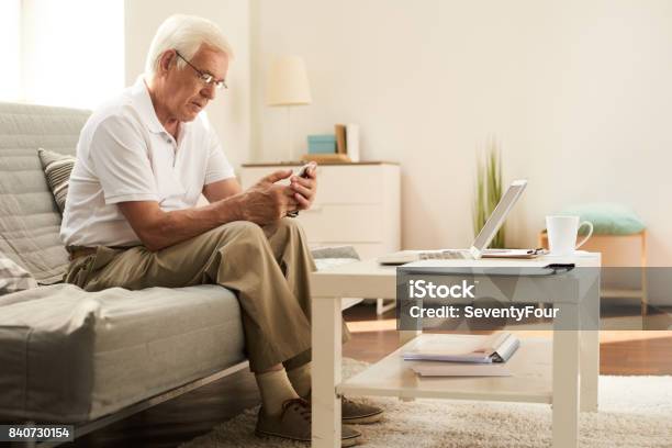 Senior Woman Mit Smartphone Zu Hause Stockfoto und mehr Bilder von Senioren - Männer - Senioren - Männer, Handy, Männer über 40