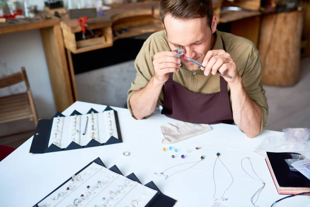 homme, apprécier les bijoux dans la boutique - pawn shop photos photos et images de collection