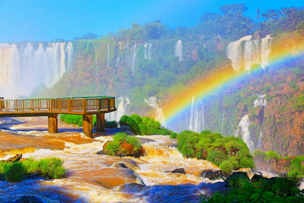 impressive iguacu falls landscape with rainbow, dramatic beauty in nature landscape - idyllic devil's throat - international border of brazilian foz do iguacu, parana, argentina puerto iguazu, misiones and paraguay - south america - puerto de sol imagens e fotografias de stock