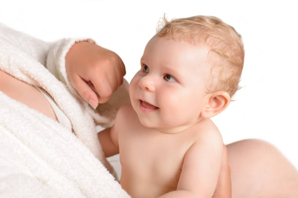 bébé après le bain isolé sur fond blanc - shower portrait male beauty chest photos et images de collection