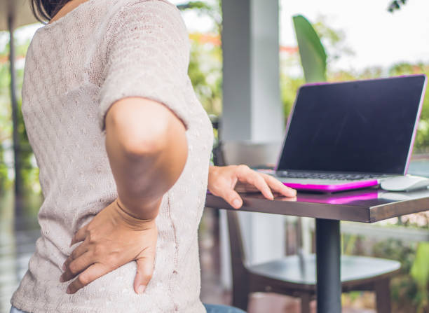 detalle mujer con manos reteniendo su cintura en el dolor. síndrome de la oficina y el concepto de salud. - posture office isolated physical injury fotografías e imágenes de stock