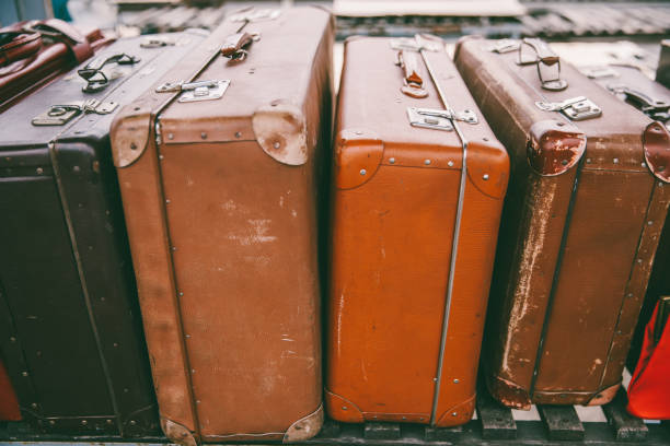 vintage-lederkoffer - suitcase luggage old fashioned obsolete stock-fotos und bilder