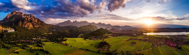 panorama aus der luft sunset forggensee und schwangau, deutschland, bayern - weiler im allgau stock-fotos und bilder