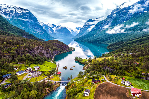Hermosa fotografía aérea de naturaleza Noruega. photo