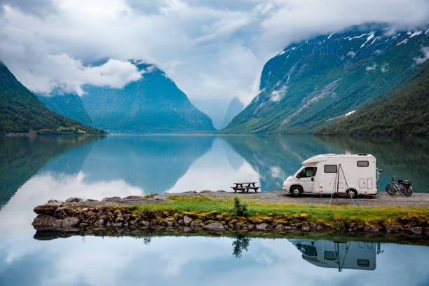 camper di viaggio per le vacanze in famiglia, gita in camper, roulotte vacanza. bellissimo paesaggio naturale della natura norvegia. - camper foto e immagini stock