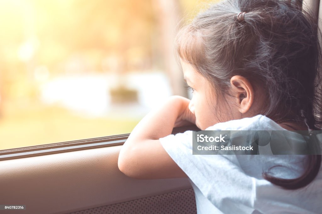 Mignon petit enfant asiat assis dans la voiture et une vue depuis la fenêtre de la voiture - Photo de Enfant libre de droits
