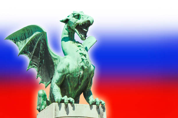 dragón de ljubljana en un puente del dragón: el símbolo de la ciudad y la nación - imagen de concepto con la bandera de eslovenia sobre el fondo - lindworm fotografías e imágenes de stock